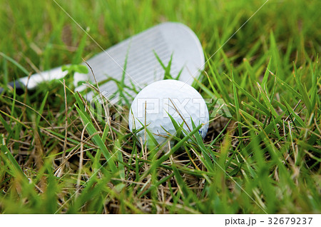 アイアンとゴルフボール 32679237