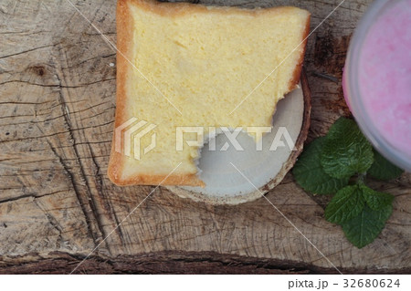 Strawberry milk and bread butter is delicious 32680624
