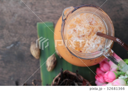 Iced milk tea is delicious with milk. 32681366