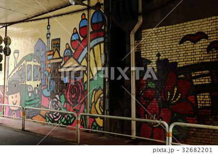 都電荒川線　バラの季節 32682201