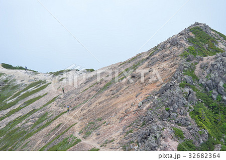 八ヶ岳根石岳頂上から白砂新道分岐方面を見る 32682364