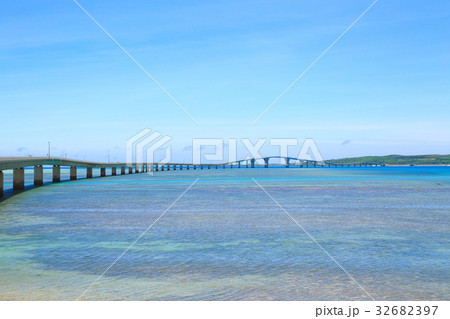 　伊良部大橋と青い海　 32682397