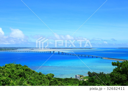 　伊良部大橋と青い海　 32682411