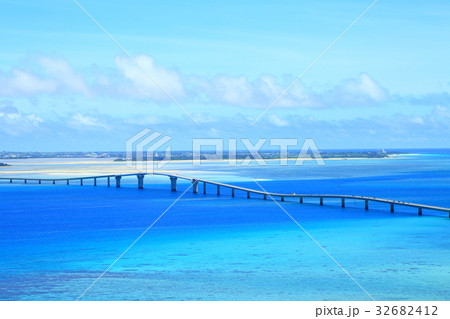 　伊良部大橋と青い海　 32682412