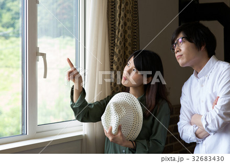 窓の外を見る夫婦 32683430