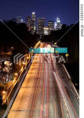 ロサンゼルスの高速道路夜景 光の軌跡 縦構図の写真素材