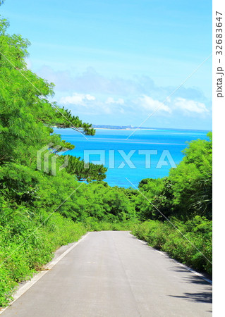 伊良部島　青い海と雲 32683647