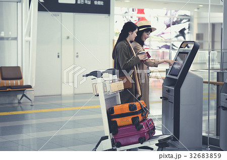 空港　チェックイン 32683859
