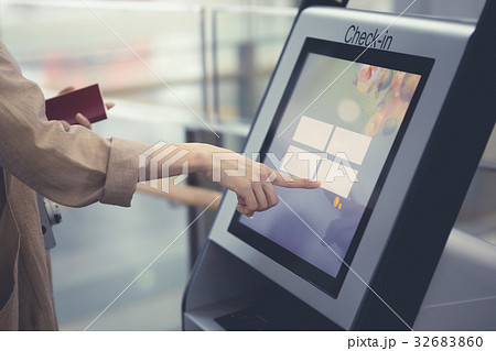 空港　チェックイン 32683860