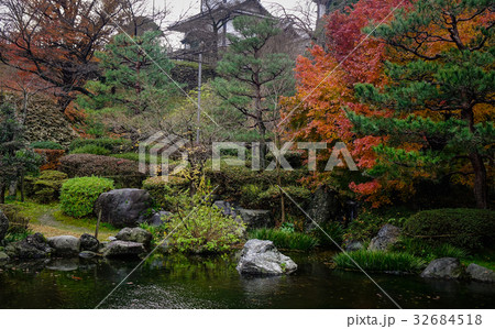 Autumn scenery at the park in Kanazawa, Japan 32684518