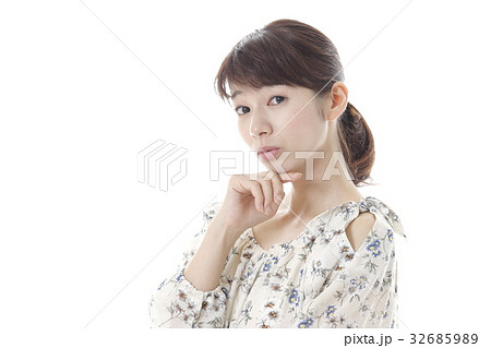 考える女性イメージ 考える女性イメージ 32685989