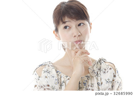 考える女性イメージ 32685990