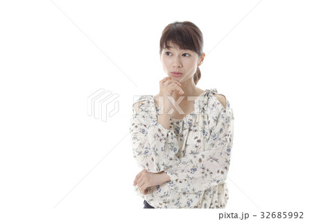考える女性イメージ 考える女性イメージ 32685992