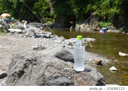 川遊びとペットボトルの水 32686125