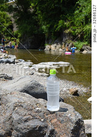 川遊びとペットボトルの水 32686127
