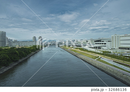 豊洲市場7街区と東雲運河の写真素材