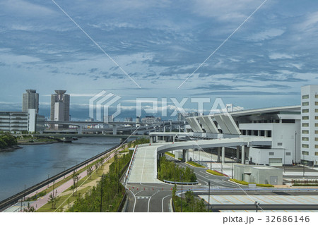 豊洲市場7街区と東雲運河の写真素材 豊洲市場7街区と東雲運河の写真素材