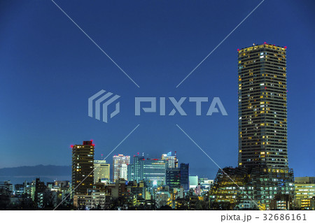 豊島区役所庁舎ビルと池袋駅周辺のビル群 夜景 豊島区役所庁舎ビルと池袋駅周辺のビル群 夜景 32686161