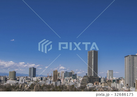 豊島区役所庁舎ビルと周辺の街並み 32686175