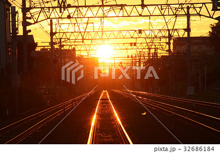 夕暮れの線路 32686184