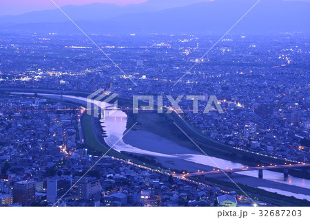 岐阜市街地、夜の街並み 岐阜市街地、夜の街並み 32687203