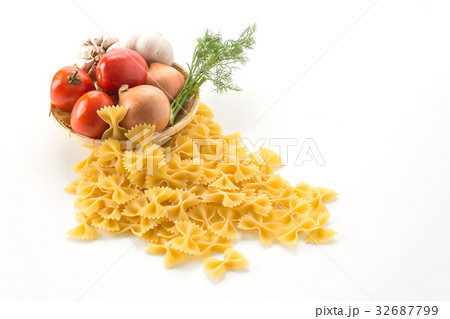 dry pasta spaghetti with ingredient dry pasta spaghetti with ingredient 32687799