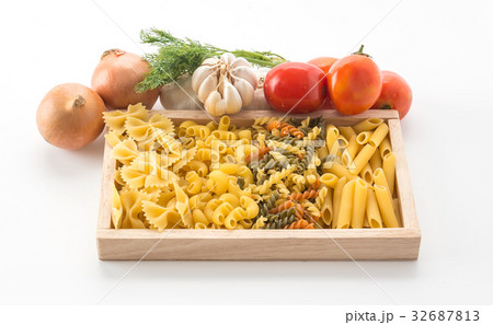 dry pasta spaghetti with ingredient 32687813