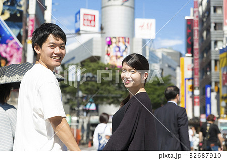 渋谷スクランブル交差点 カップル男女　振り向く 32687910
