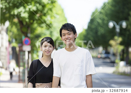 カップル男女　デート　渋谷　カメラ目線 32687914