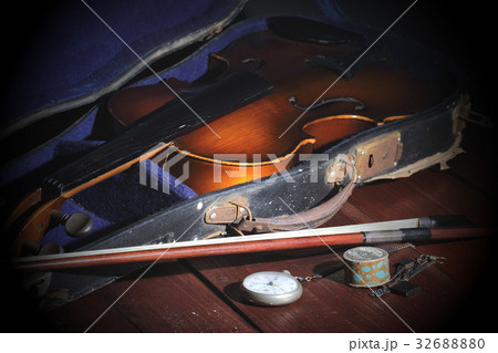 ケースに入った古いヴァイオリン 32688880