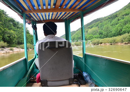 ラオス　ノンキャウからムアンクアへの船の旅　船内の様子と外の景色　 32690647
