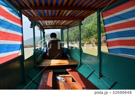 ラオス ノンキャウからムアンクアへの船の旅 船内の様子と外の景色 ラオス ノンキャウからムアンクアへの船の旅 船内の様子と外の景色 32690648