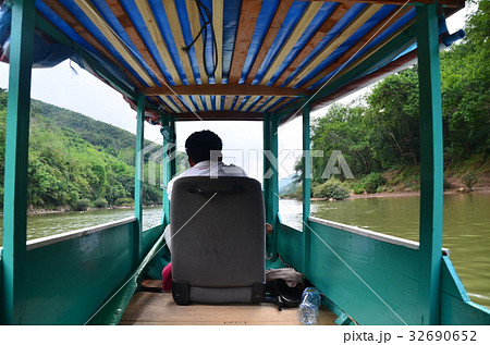 ラオス　ノンキャウからムアンクアへの船の旅　船内の様子と外の景色　 32690652