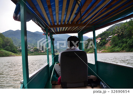 ラオス　ノンキャウからムアンクアへの船の旅　船内の様子と外の景色　 32690654