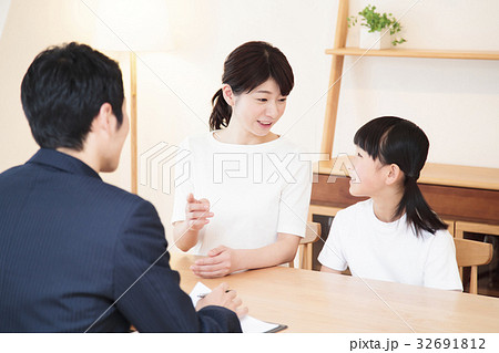 家庭訪問　家族　親子　教育　家庭教師　お母さん 32691812