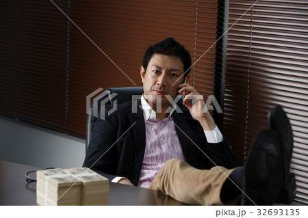 ちょいワルなビジネスマン ちょいワルなビジネスマン 32693135