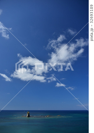 北海道江差町の伏木戸海岸の岩場と青空そして雲が浮かんでいる風景を撮影 北海道江差町の伏木戸海岸の岩場と青空そして雲が浮かんでいる風景を撮影 32693189