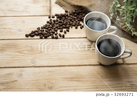 ホットコーヒーとコーヒー豆 ホットコーヒーとコーヒー豆 32693271