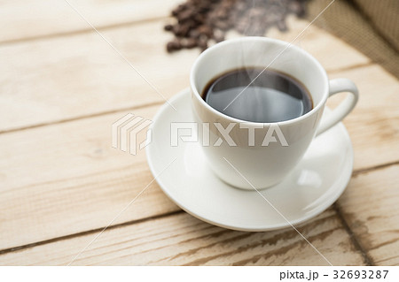 ホットコーヒーとコーヒー豆 32693287