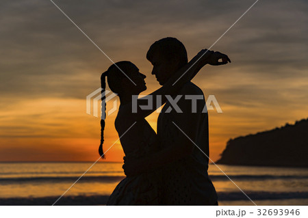 Romantic lovers hugging at twlilight Romantic lovers hugging at twlilight 32693946