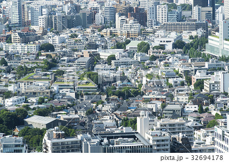 東京風景 都心の街並み 広尾方面 高級住宅街 低層階マンションの写真素材