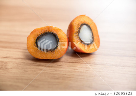 Close up of fresh oil palm fruits 32695322