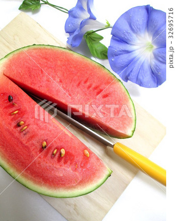 スイカを包丁で切る 32695716