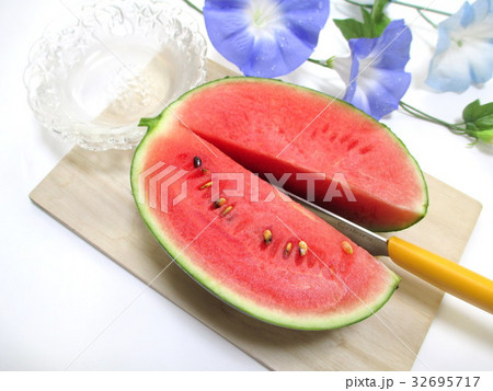 スイカを包丁で切る スイカを包丁で切る 32695717