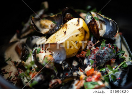 Boiled mussels with parsley Boiled mussels with parsley 32696320