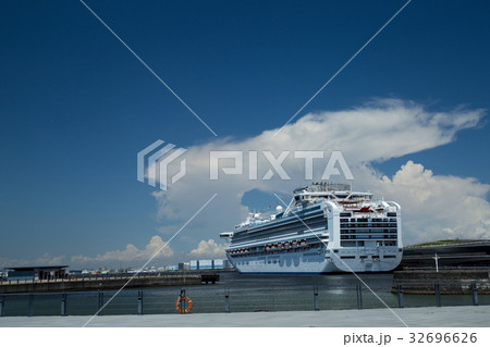 夏の横浜港　豪華客船ダイヤモンド・プリンセス 32696626