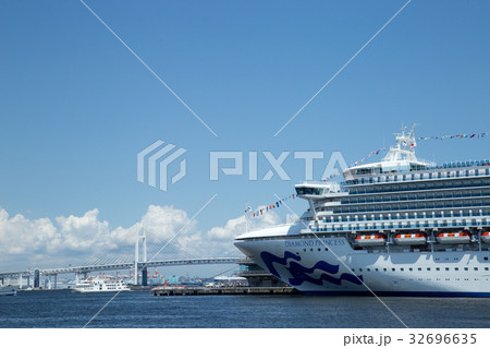 夏の横浜港　豪華客船ダイヤモンド・プリンセス 32696635