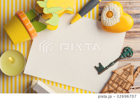Mock-up, empty paper note on yellow striped Mock-up, empty paper note on yellow striped 32696707
