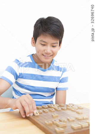 将棋を指す男の子 将棋を指す男の子 32696740