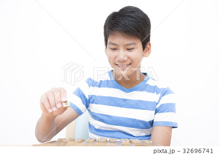 将棋を指す男の子 将棋を指す男の子 32696741